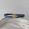 Lederarmband fein mit goldene Biene in blau